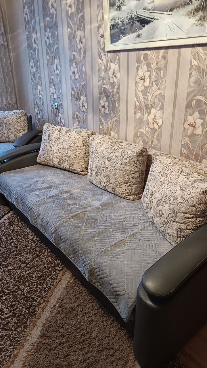 Фото комплекта на диване