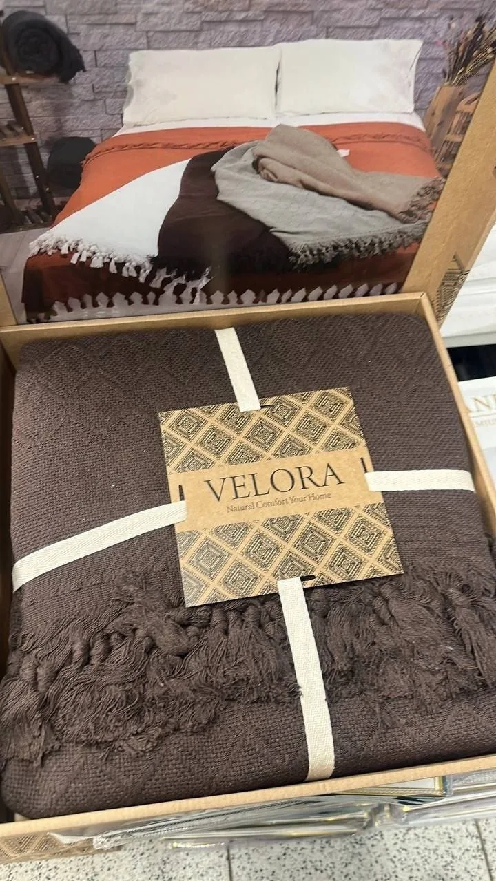 Фактура коричневого пледа Velora с бахромой